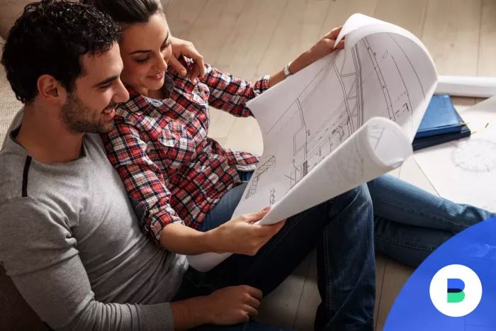 Új lakás tervrajzát nézik fiatal házasok akik kedvezményt kaphatnak